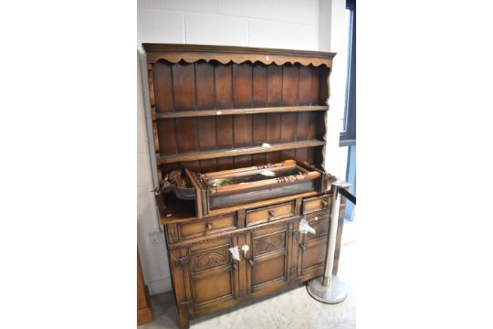 A nice quality reproduction oak dresser, width approx. 137cm