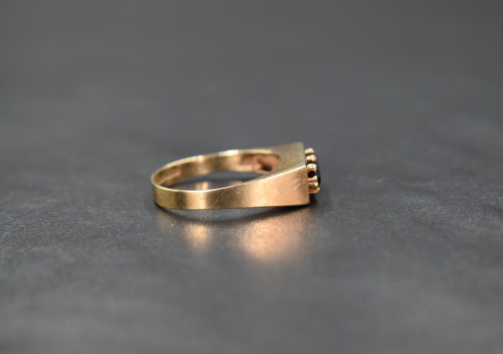 A 9ct gold garnet trilogy ring having a claw set mount in a box style setting, size N & approx 2.4g - Image 2 of 3