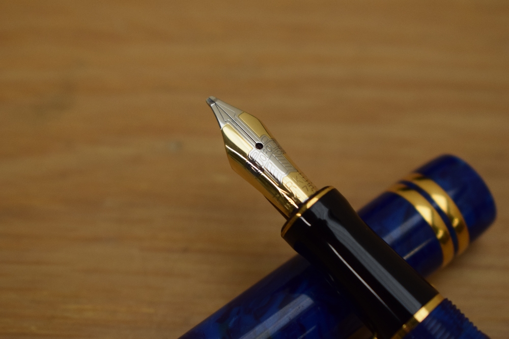 A boxed Parker Duofold International converter fill fountain pen in Lapis lazulii with gold trim - Image 3 of 3