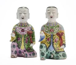 A PAIR OF CHINESE FAMILLE-ROSE KNEELING BOYS, QING DYNASTY