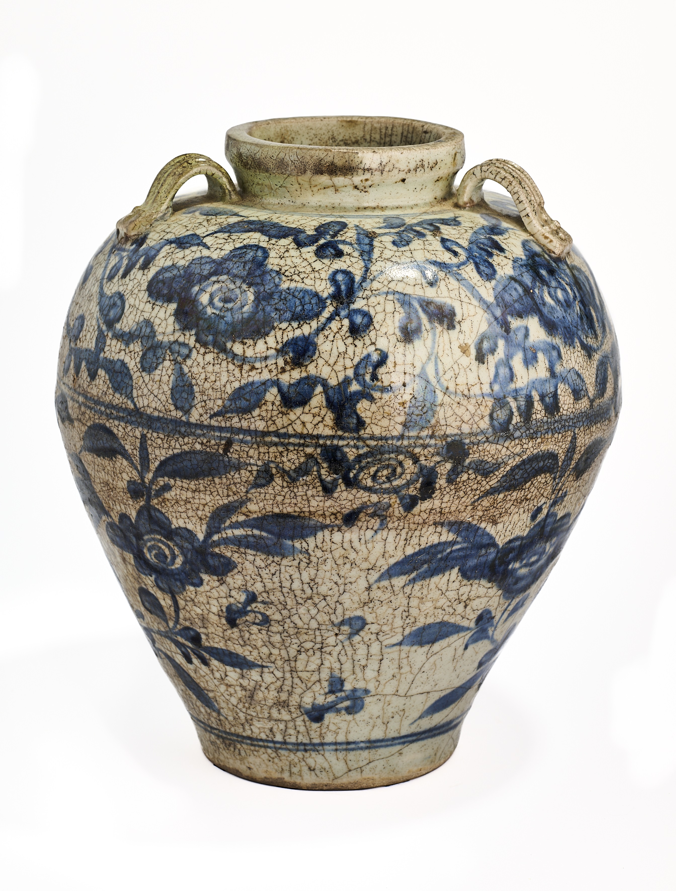 A CHINESE SWATOW BLUE AND WHITE JAR, LATE MING DYNASTY, 16TH CENTURY