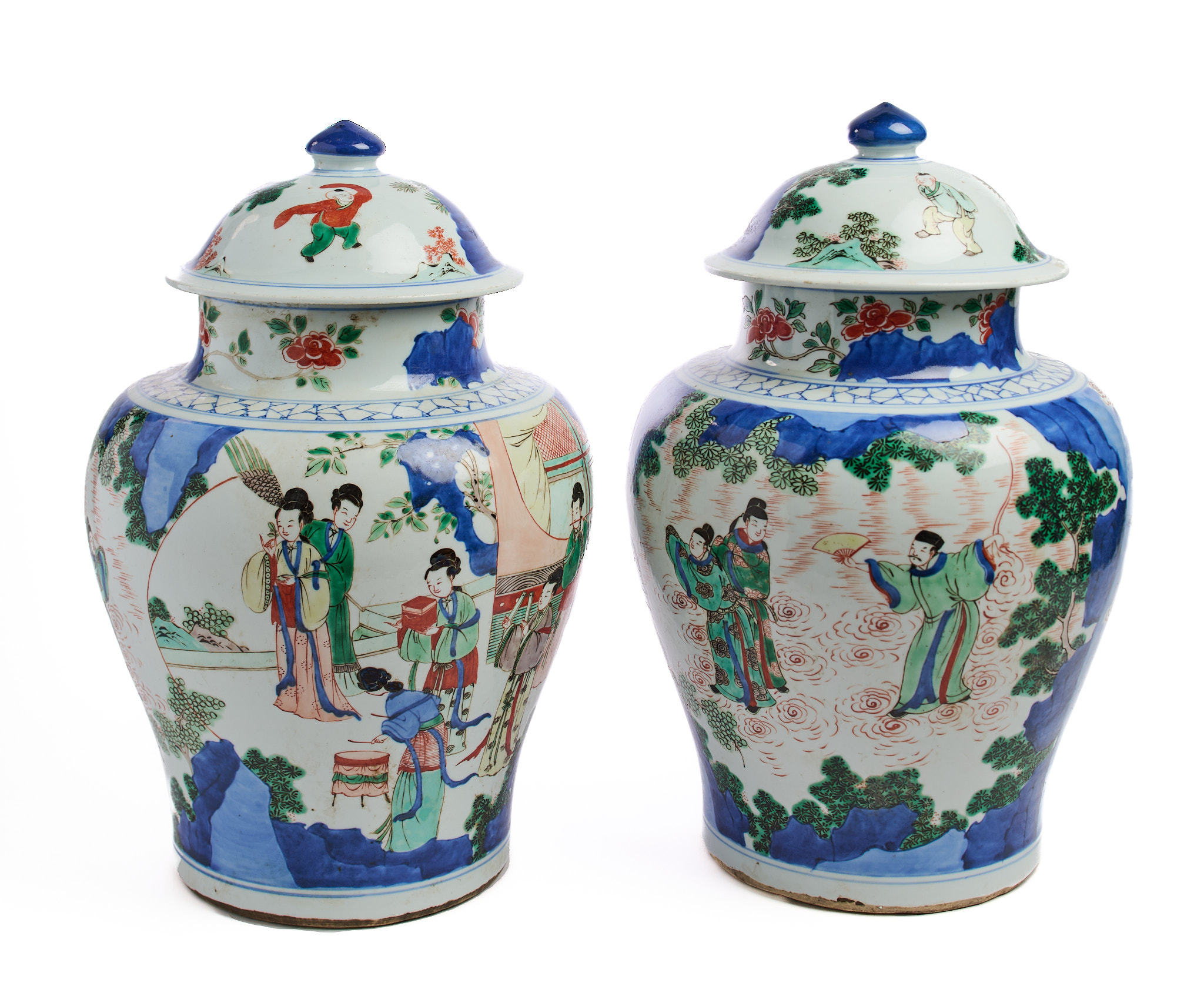 A PAIR OF CHINESE TRANSITIONAL-STYLE WUCAI JARS AND COVERS