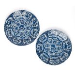 A PAIR OF CHINESE EXPORT BLUE AND WHITE PLATES, QING DYNASTY, KANGXI PERIOD (1662-1722)