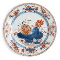 A LARGE CHINESE IMARI DISH, QING DYNASTY, EARLY 18TH CENTURY