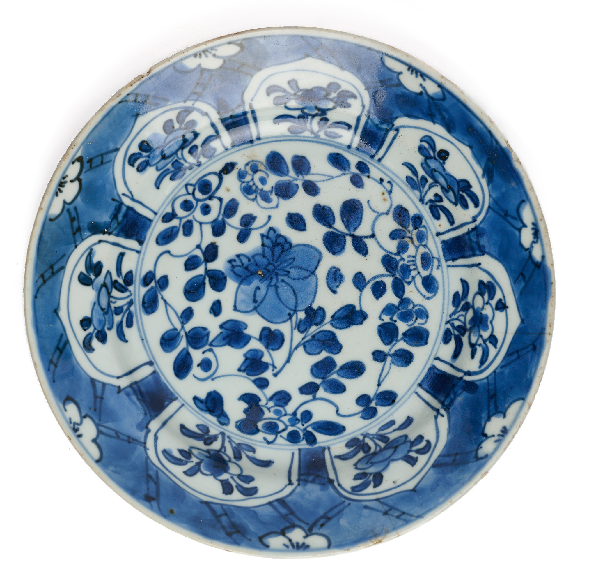 A CHINESE EXPORT BLUE AND WHITE PLATE, QING DNASTY, KANGXI PERIOD (1662-1722)