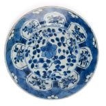 A CHINESE EXPORT BLUE AND WHITE PLATE, QING DNASTY, KANGXI PERIOD (1662-1722)