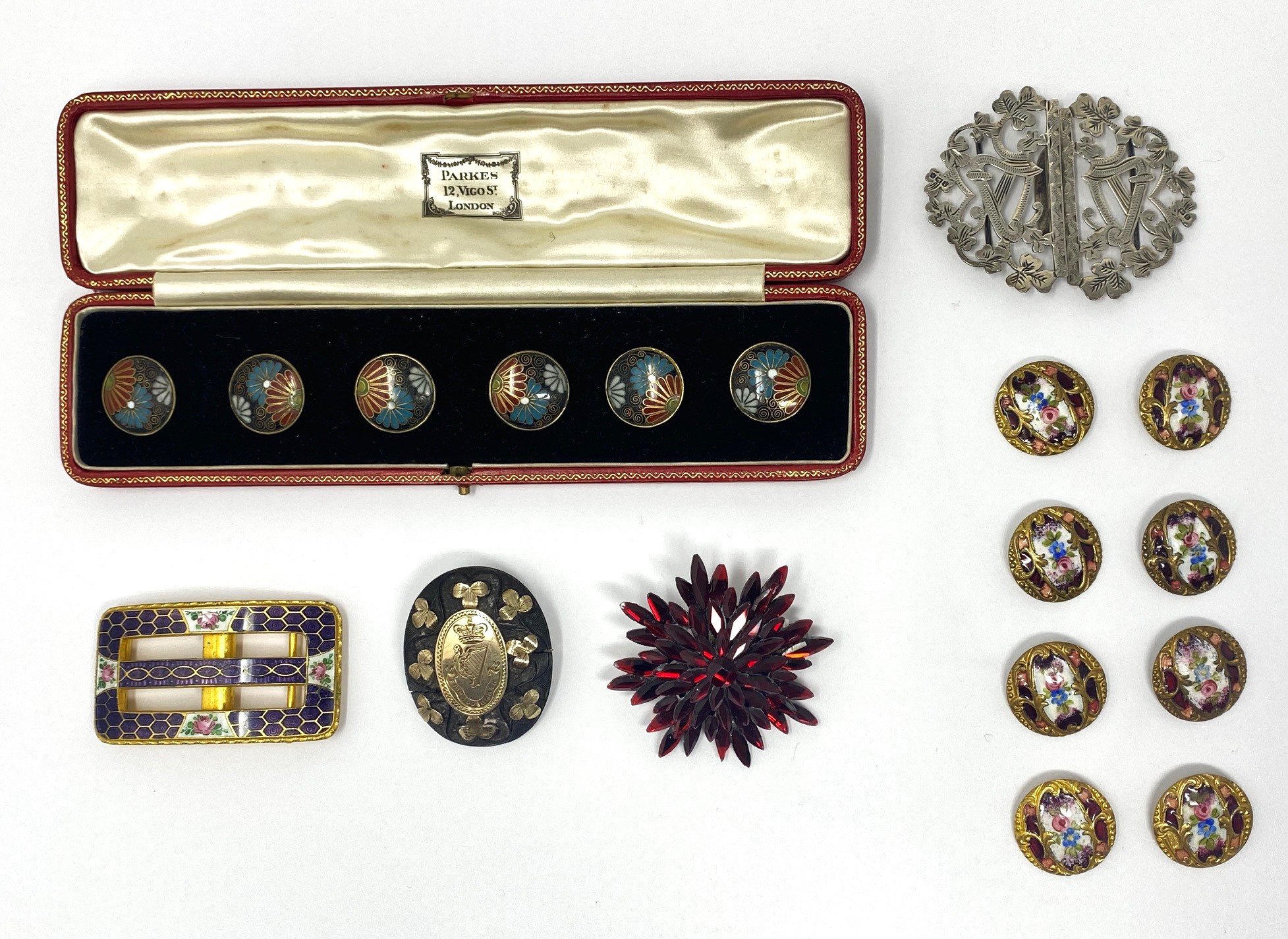 □ A GROUP OF BUTTONS AND BUCKLES, 19TH / 20TH CENTURY