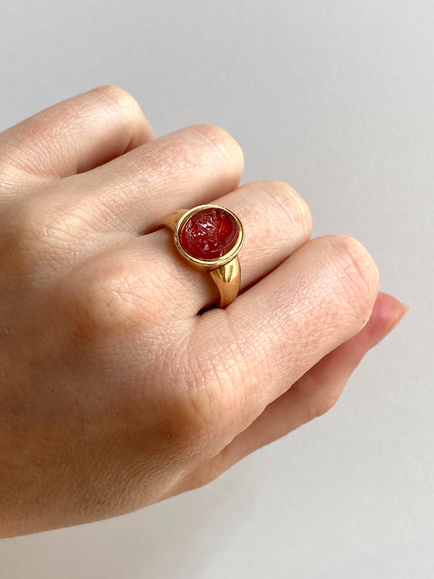 CARNELIAN INTAGLIO GOLD SIGNET RING, EARLY 19TH CENTURY - Image 2 of 6