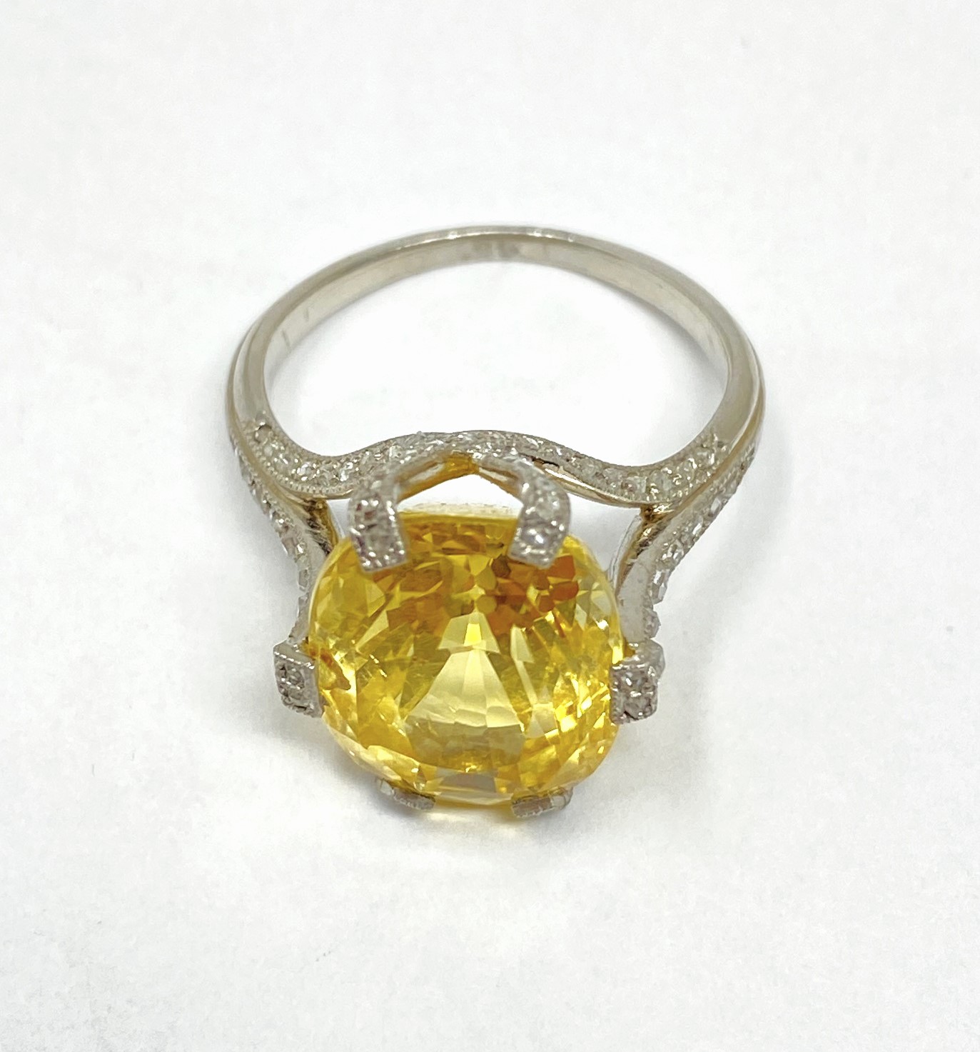 YELLOW SAPPHIRE AND DIAMOND RING - Image 2 of 6