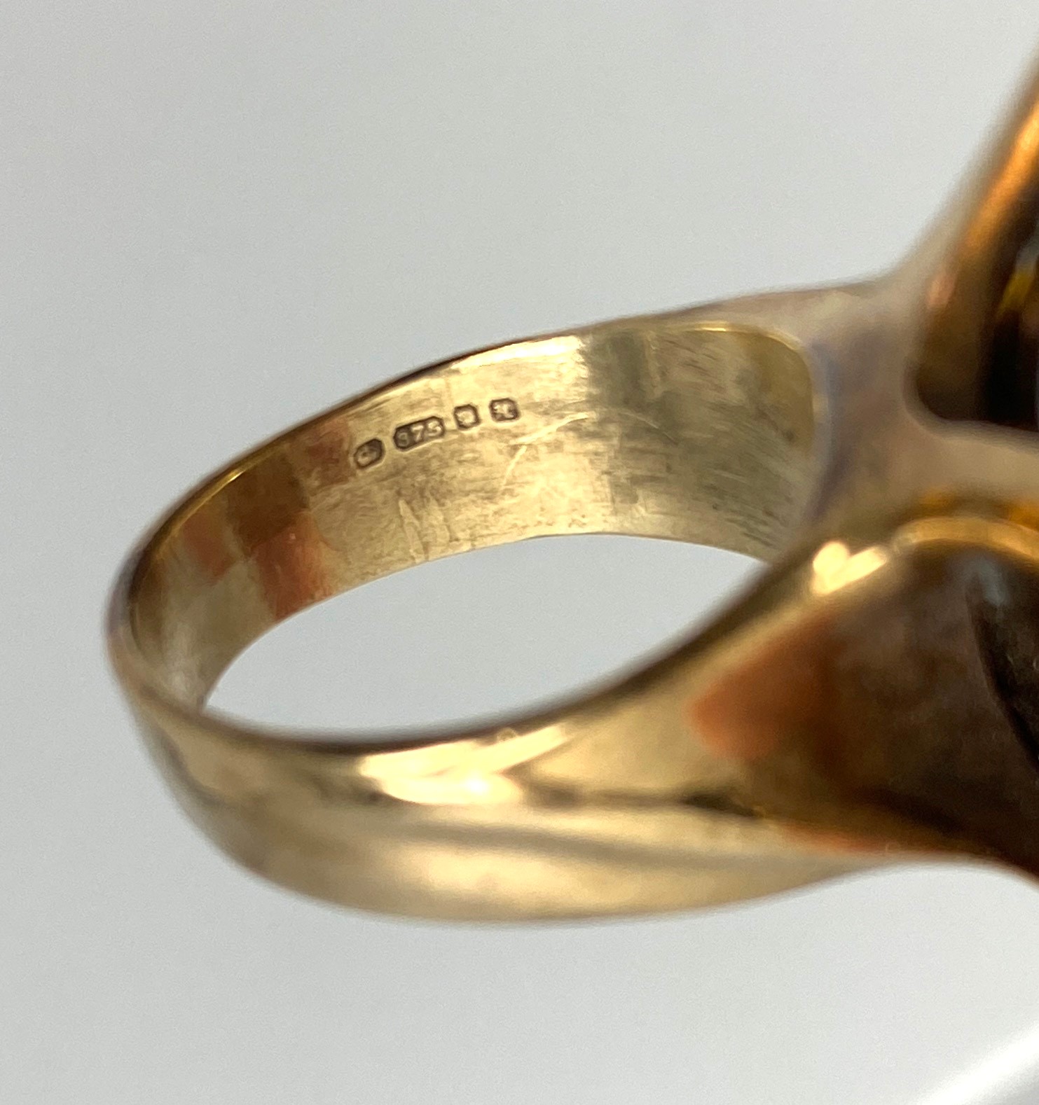 □ SMOKY QUARTZ AND GOLD COCKTAIL RING, 1982 - Image 5 of 7