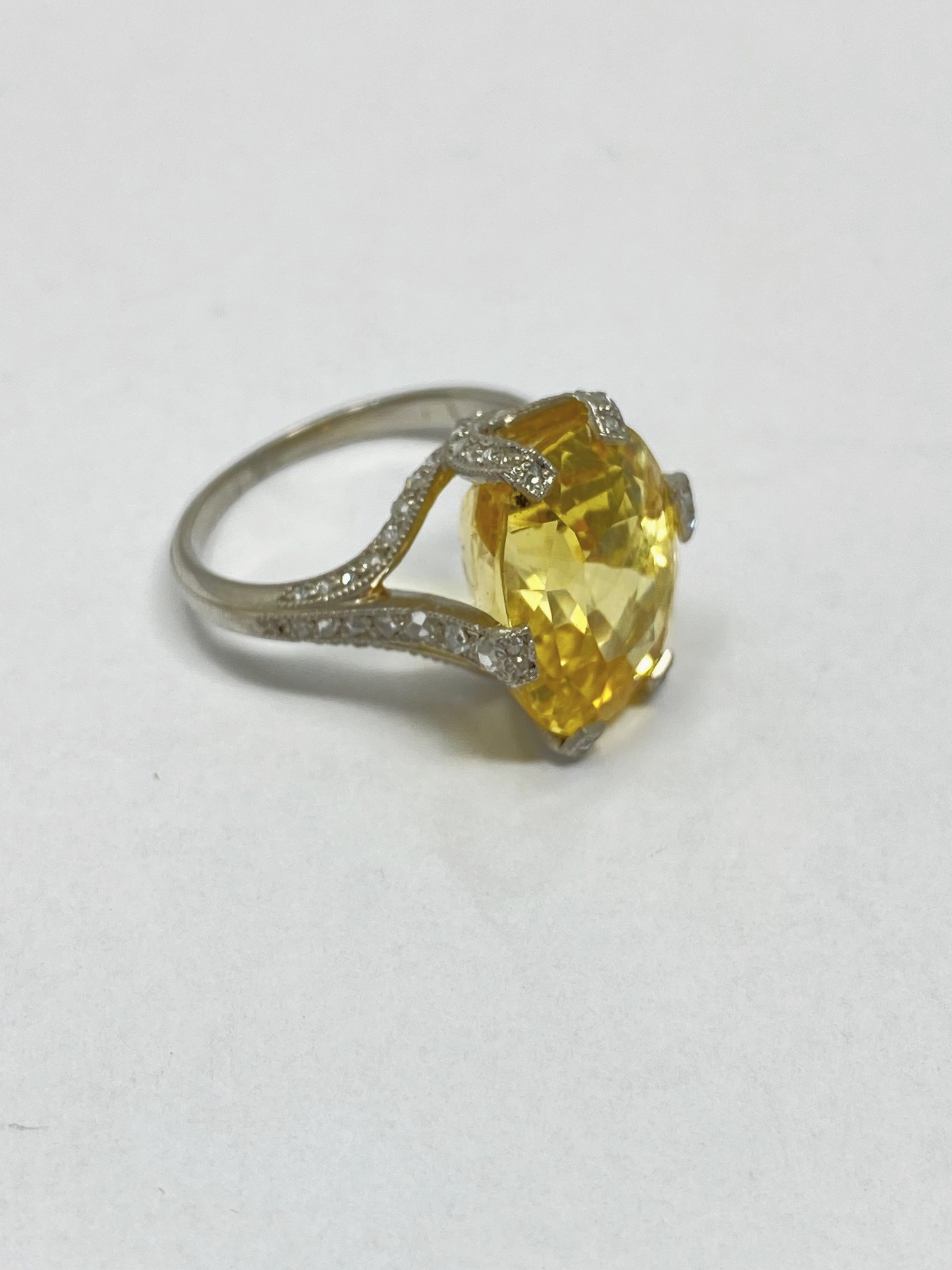 YELLOW SAPPHIRE AND DIAMOND RING - Image 5 of 6