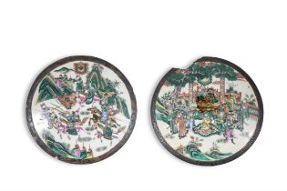 A PAIR OF CHINESE FAMILLE VERTE CHARGERS DECORATED WITH WARRIORS ON HORSEBACK AND COURTIERS