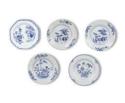 A SET OF FIVE CHINESE BLUE AND WHITE PLATES one octagonal example, each c.23cm diameter