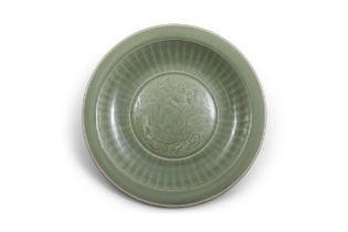 A FLUTED ‘LONGQUAN’ STYLE, CELADON GLAZED DRAGON CHARGER 明代龍泉窰 青釉龍紋折沿大盤 China 17th