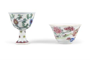 A GROUP OF TWO SMALL PORCELAIN CUPS, 18-19世紀 粉彩雞缸杯、 '成化'款高足鬥彩蓮紋杯一組 China, 18-19th