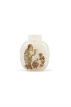A CAMEO AGATE ‘FATHER AND SONS’ SNUFF BOTTLE 清代 糖色玛瑙巧雕‘闔家歡 ‘烟壶 China, 19th century H: 5.8cm