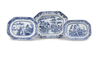 THREE BLUE AND WHITE RECLANGULAR PLATES WITH LANDSCAPE AND GARDEN DECORATION 18世紀