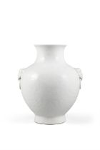 A WHITE GLAZED ARCHAIC STYLE VASE, INCISED WITH LOTUS, MARKED QIANLONG 20世紀初 乾隆款