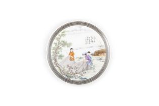 A FAMILLE ROSE STYLE ‘WEAVING A WEB’ DISH, SIGNED TU JU QING 1960 塗菊清款 織網圖瓷盤 China,