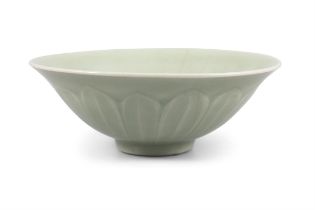 A LONGQUAN BOWL WITH LEAVES AND LOTUS DECORATION。 明代 龍泉窯蓮紋碗 China, Ming dynasty D. 15 cm