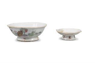 TWO 'QIANJIANGCAI' GLAZED CUPS WITH FLOWERS AND ANTIQUES, MARKED TONGZHI, GUAN YAO NEI ZAO 民國