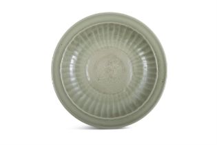A FLUTED ‘LONGQUAN’ STYLE, CELADON GLAZED FLOWER CHARGER 明代 龍泉窰 青釉花卉紋折沿大盤 China 17th