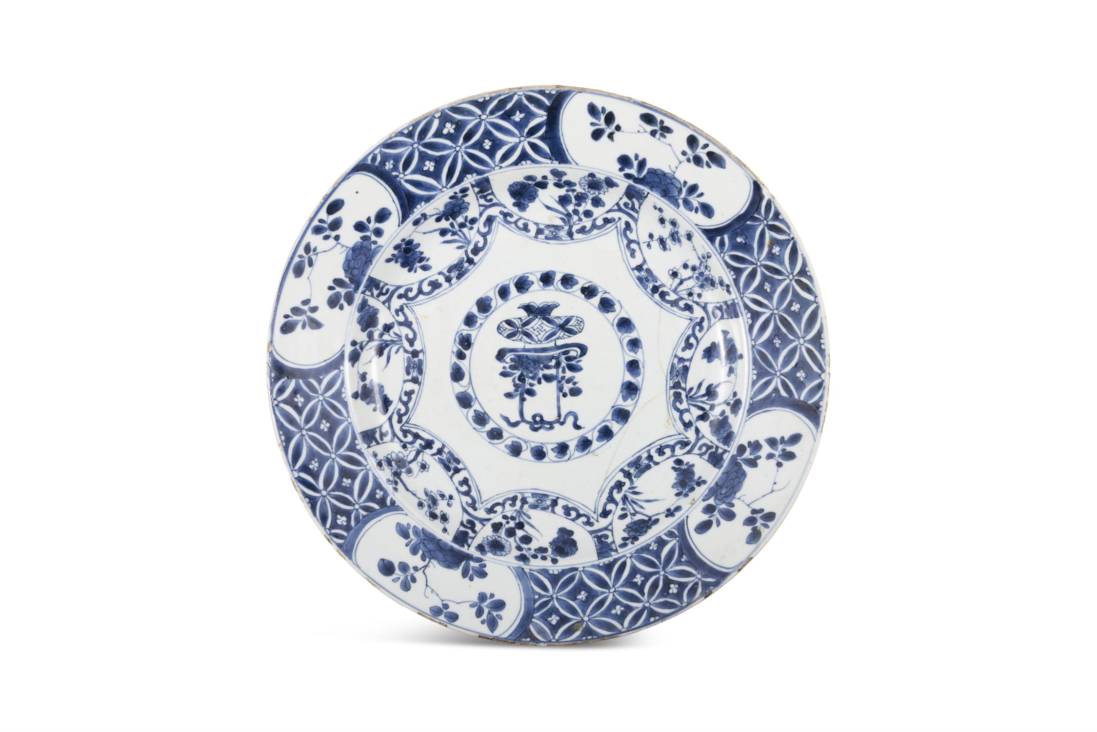 TWO BLUE AND WHITE 'KRAAK' CHARGERS, DECORATED WITH FLOWERS, ONE MARKED WITH A KITE 18世紀 - Image 2 of 3