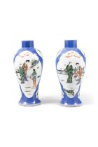 A PAIR OF POWDER-BLUE-GROUND FAMILLE VERTE VASES WITH FIGURES AND ANTIQUES, MARKED KANGXI 20世紀初