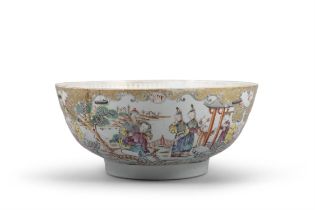 A FAMILLE ROSE GILT BOWL DECORATED WITH FIGURES AT COURT 18世紀 廣彩人物故事大碗 China,