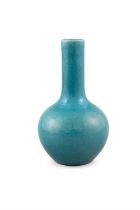 *A SMALL PEACOCK BLUE GLAZED PORCELAIN BOTTLE VASE 20世紀 孔雀藍釉膽瓶 China, 20th century H: 17.