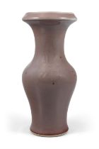 A PEACH BLOOM GLAZED VASE 20世紀 豇豆紅瓶 China, 20th century H: 22cm