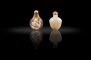 TWO AGATE CARVED SNUFF BOTTLES 清代 瑪瑙巧雕鼻煙壺兩件 China, early 20th century H: 6.7-7.1cm (2)
