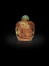 A RETICULATED SOAPSTONE SNUFF BOTTLE 清代 十八/十九世紀 壽山石鏤雕雙鳳鼻煙壺 China, 18th-19th century.