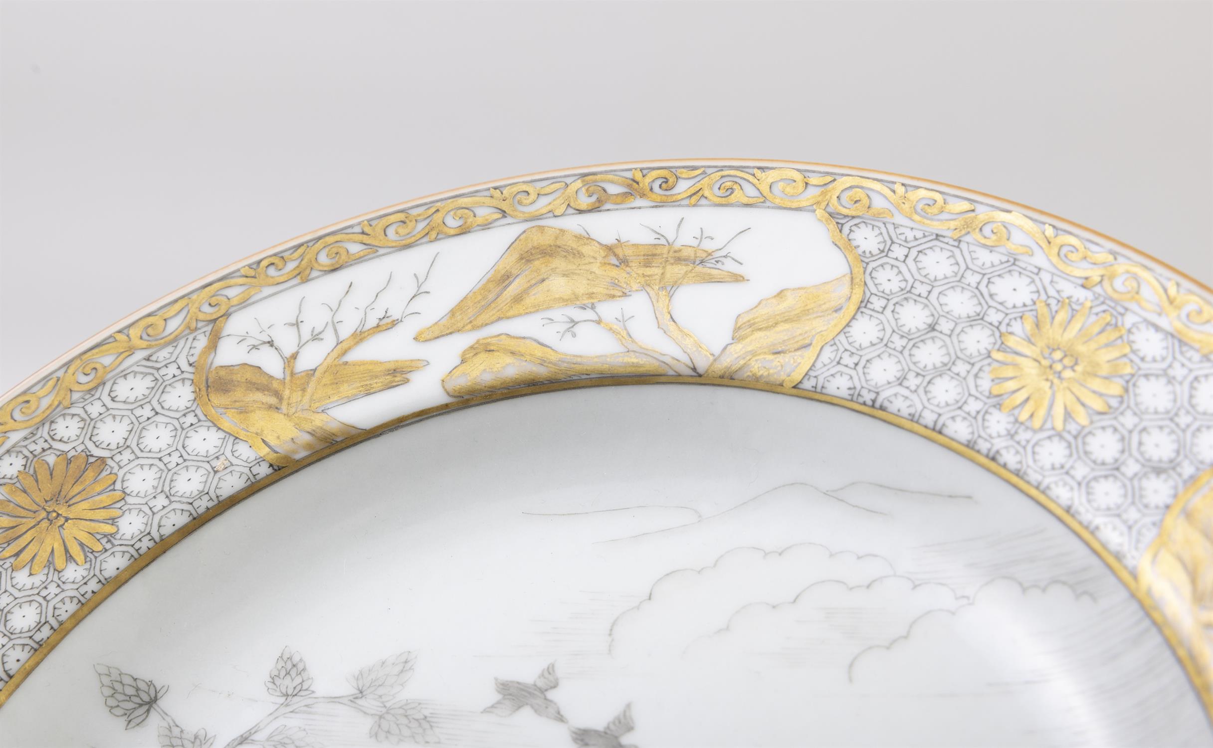 A CHINESE GRISAILLE AND GILT 'LE PECHUER' PLATE 18世紀 墨彩描金西洋人物盤 China, Companies des Indes, - Image 2 of 4