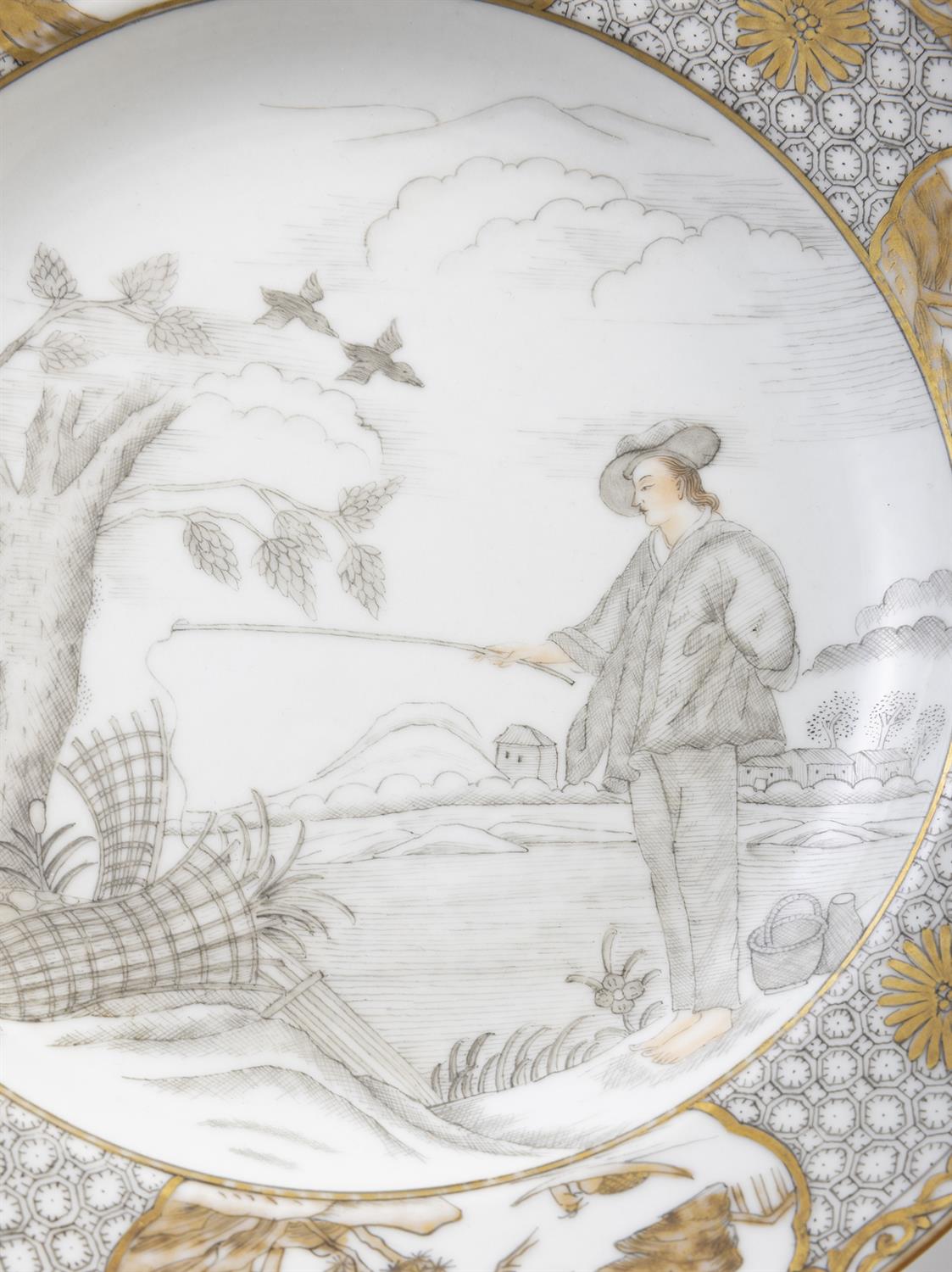 A CHINESE GRISAILLE AND GILT 'LE PECHUER' PLATE 18世紀 墨彩描金西洋人物盤 China, Companies des Indes, - Image 3 of 4