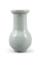 A CELADON GLAZED 'GE' STYLE VASE WITH STRING DECORATION 清代 仿哥窯長頸弦紋瓶 China, Qing dynasty H: