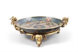 A GILT-BRONZE ENAMELÉ DISH, DECORATED WITH TWO DRAGONS AND FLOWERS, 17-18世紀