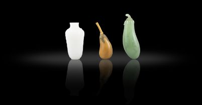 A GROUP OF THREE SNUFF BOTTLES, OF NATURALISTIC STYLE 清代 料器與匏器瓜果形鼻煙壺三件 China, 19th century.