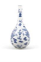 A BLUE AND WHITE PEAR-SHAPED ‘DRAGON’VASE 19世紀 青花雙龍搶珠長頸瓶 China, 19th century H: 30.3cm