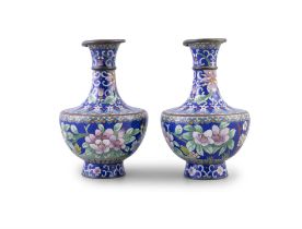 A PAIR OF BLUE GROUND CLOISONNÉ ENAMEL COMPRESSED BOTTLE VASES 20世紀 景泰藍花瓶一對 China,