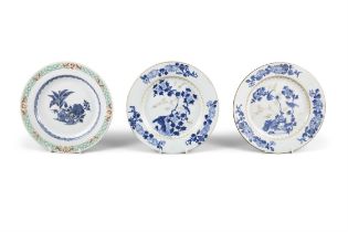A PAIR OF GILT BLUE AND WHITE DISHES WITH BAMBOO AND BIRDS; DISHES WITH A BLUE AND WHITE RIM;