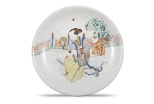 A FAMILLE VERTE ‘LADY WITH CHILDREN’ CHARGER 清康熙 五彩『教子圖』盤 China, Kangxi period D: 36.8cm