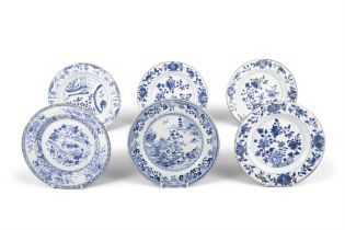 SIX BLUE AND WHITE DISHES WITH FLOWERS AND GARDEN 清18-19世紀 青花花卉紋盤六件 China, 18-19th