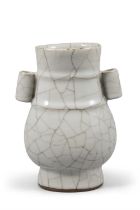 A CHINESE GE-TYPE VASE WITH TUBULAR HANDLES 20世紀 仿哥窯貫耳尊 China, 20th century H: 18.7cm