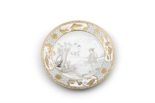 A CHINESE GRISAILLE AND GILT 'LE PECHUER' PLATE 18世紀 墨彩描金西洋人物盤 China, Companies des Indes,