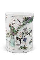 A FAMILLE VERTE ‘MOTHER AND SON’ BRUSH POT 清康熙 五彩母子圖筆筒 China, Kangxi period H: 13.5cm