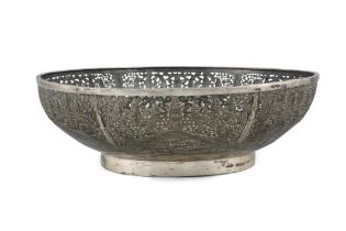 A LARGE RETICULATED 'ANGKOR VAT' SILVER BOWL Siam / Indochina, 20th century H: 10 cm D: