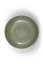 A LONGQUAN STYLE, CELADON-GLAZED CARVED 'FLORAL' DISH WITH INTERIOR CARVED WITH A TRELLIS