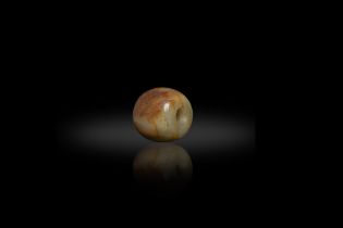 A YELLOW AND RUSSET JADE PEARL 紅山文化 黃玉珠 China, Hongshan culture Size. 2.3 x 1.9cm