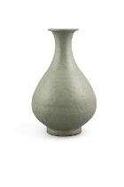 *A HEAVY POTTED LONGQUAN CELADON STYLE YUHUCHUNPING STONEWARE VASE 20世紀 龍泉窯花卉紋玉壺春瓶 China,